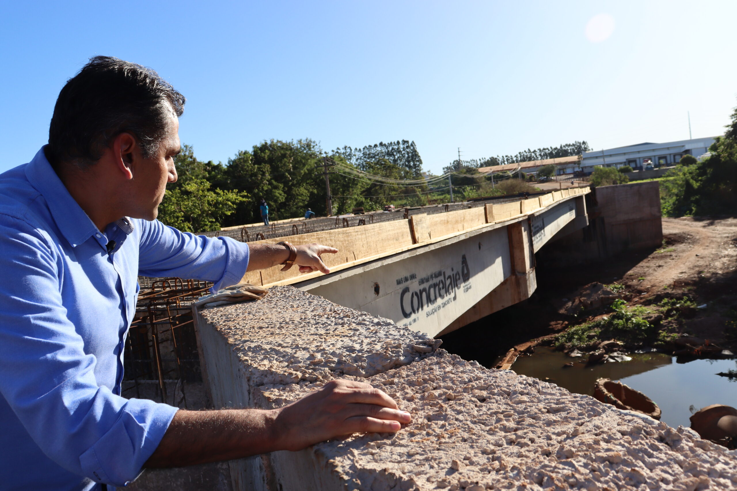 Vereador fiscalizando construção de ponte no Jardim Carioca. Foto: Arquivo