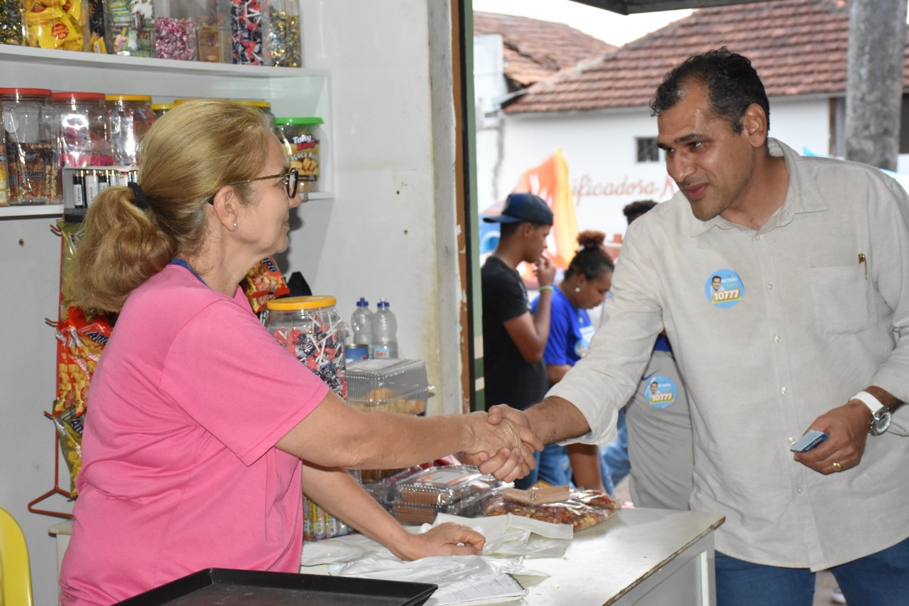 Betinho durante visita a um comércio na cidade de Batayporã