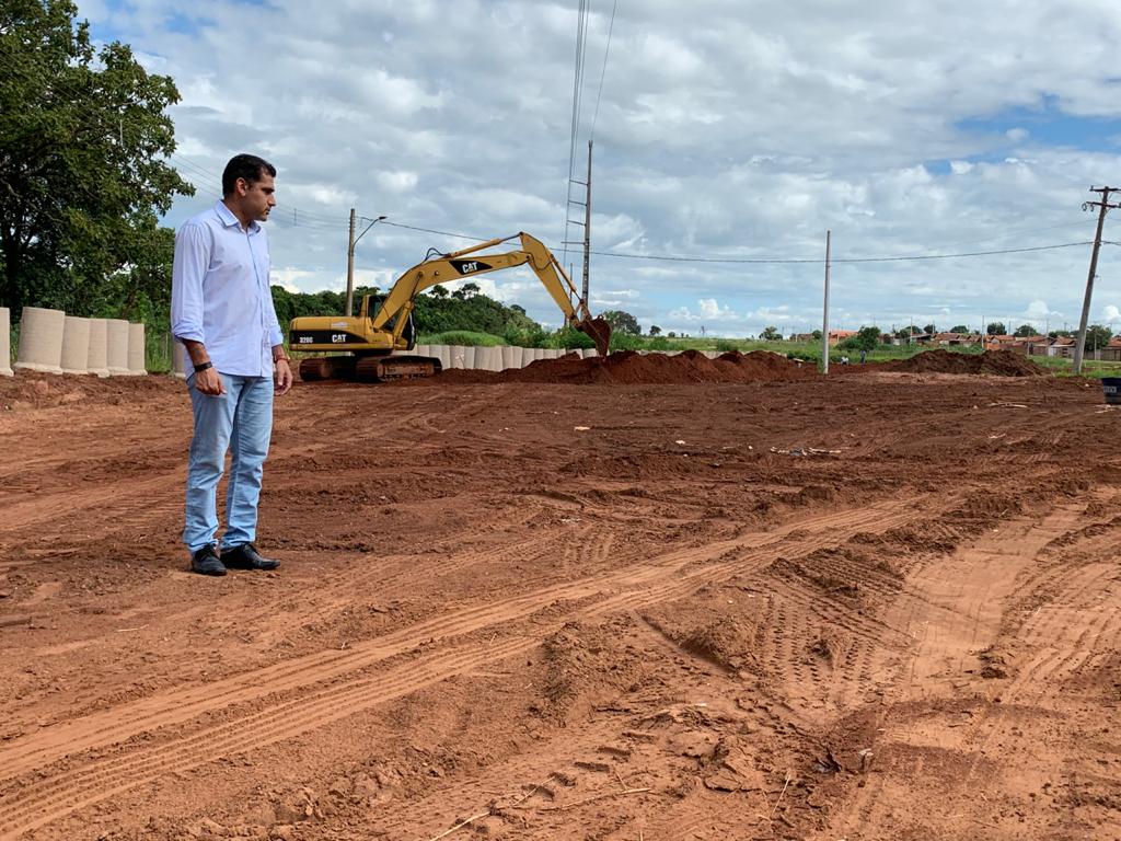 Vereador Betinho durante fiscalização das obras de asfalto no Nova Lima. Foto: Arquivo